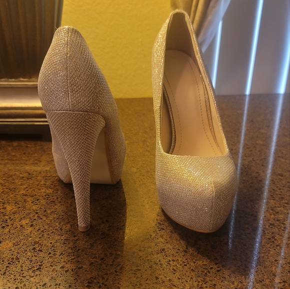 Gold heels size 7 - Picture 2 of 2